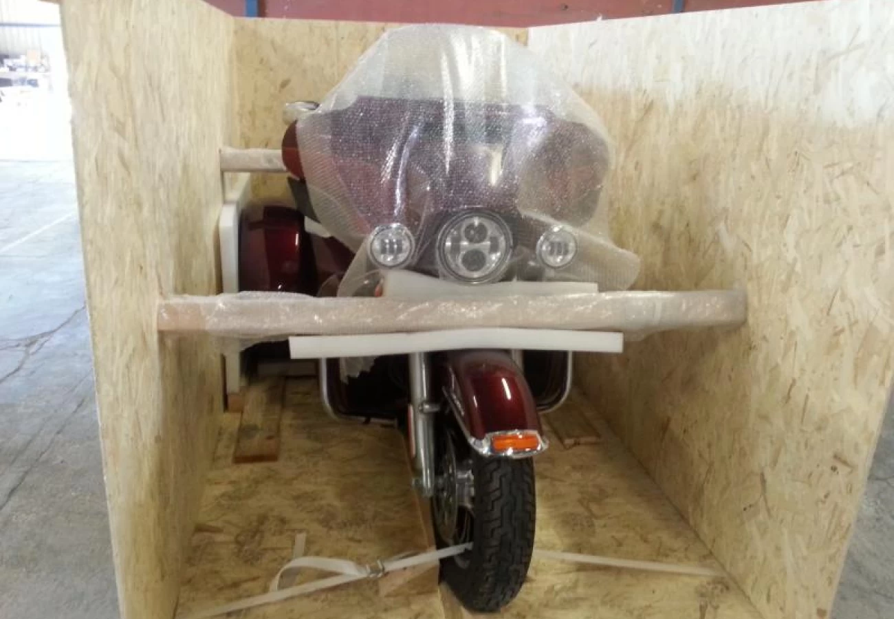 Réalisation d'une caisse en bois sur mesure à Marseille pour le transport d'une moto aux USA