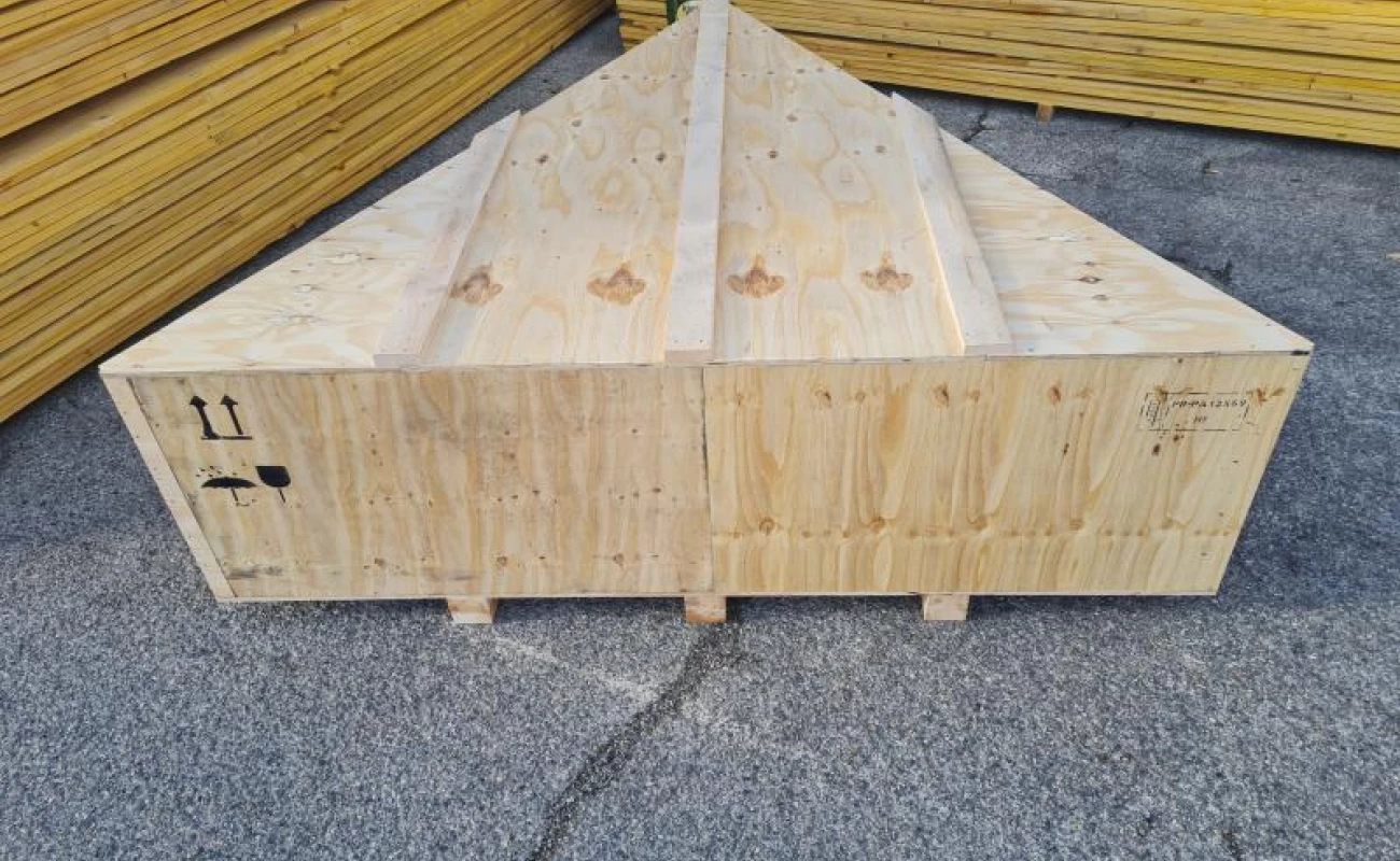 Réalisation d'une caisse triangulaire en bois sur mesure pour hélices d'avion 