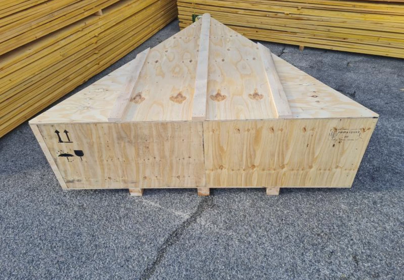 Réalisation d'une caisse triangulaire en bois sur mesure pour une hélice d'avion