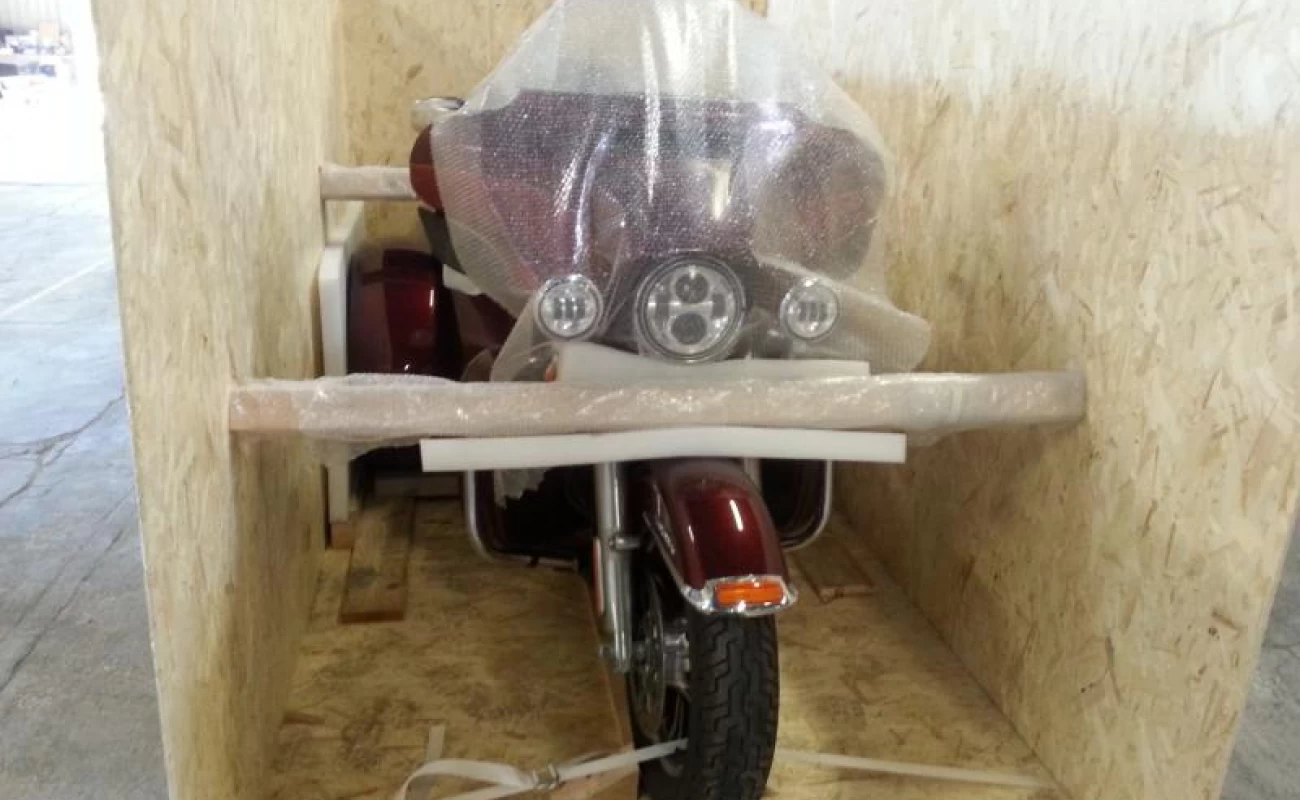 Réalisation d'une caisse en bois sur mesure à Marseille pour le transport d'une moto aux USA